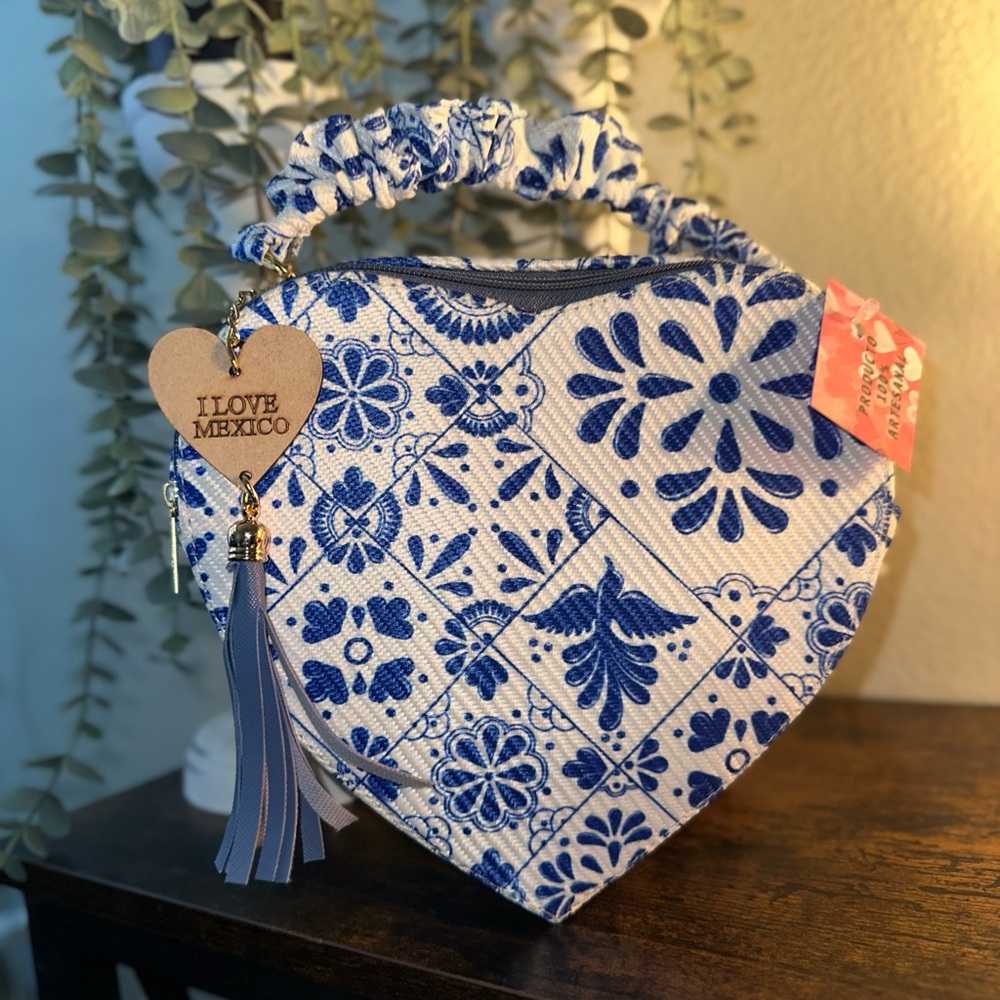 Blue & White Heart-Shaped Tile Print Crossbody bag